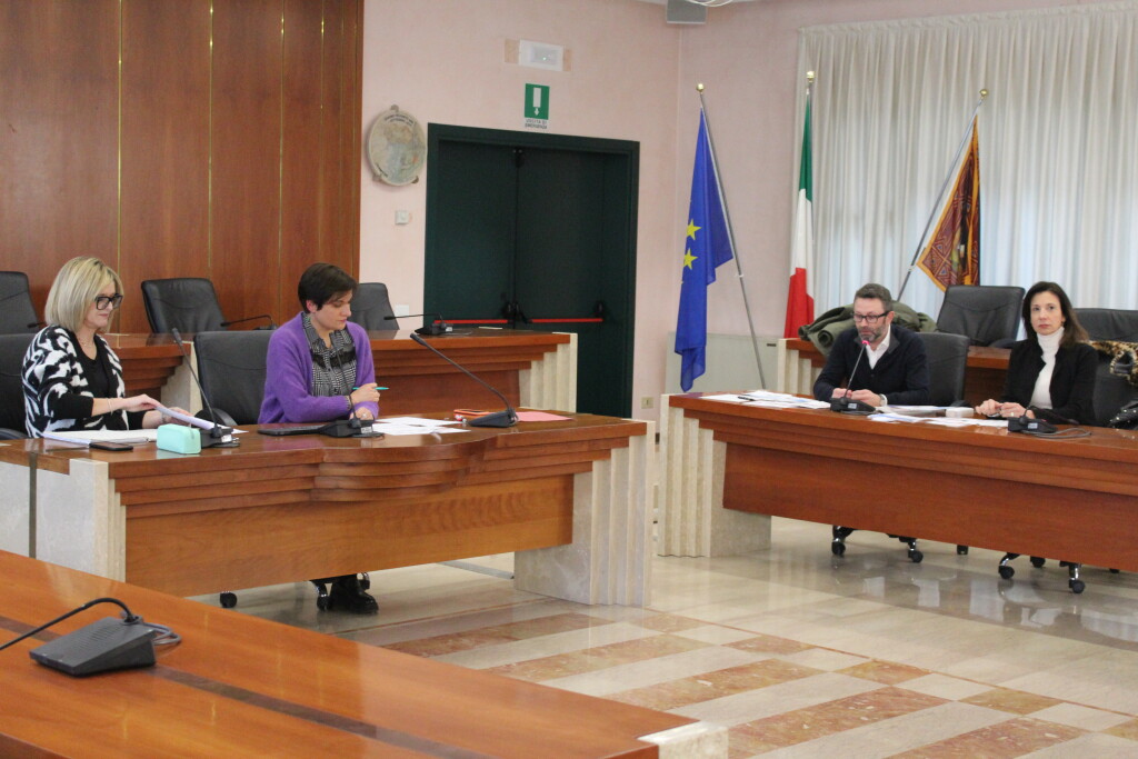 Da sinistra la logopedista Federica Cornale, la psicologa psicoterapeuta Elisa Martinello, il direttore dell'Ipab Michele Testa e la vicepresidente Tiziana Pulvirenti